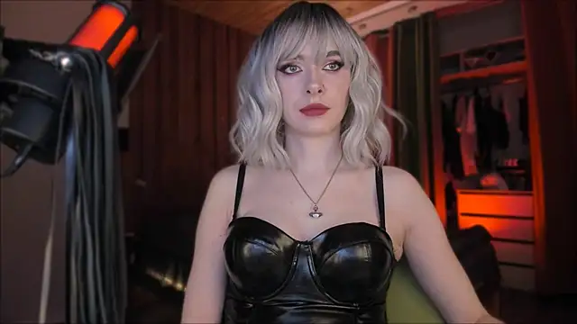Snapshot of Mistress_Iris chatting on December 22, 5:46 pm Mistress Iris online show from December 22, 5:46 pm