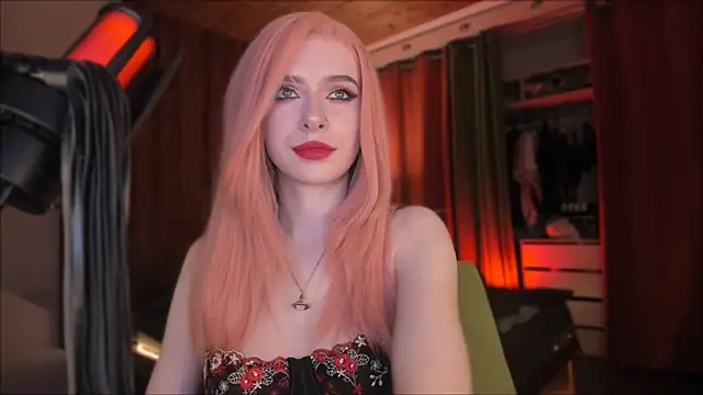 Snapshot of Mistress_Iris chatting on November 30, 5:25 pm Mistress Iris online show from November 30, 5:25 pm