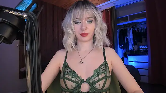 Snapshot of Mistress_Iris chatting on January 9, 8:05 pm Mistress Iris online show from January 9, 8:05 pm