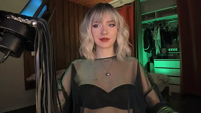 Snapshot of Mistress_Iris chatting on January 5, 9:07 pm Mistress Iris online show from January 5, 9:07 pm