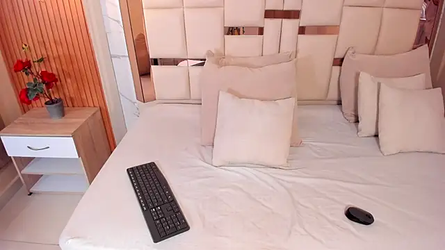 samantha quinnn online show from February 24, 4:24 am