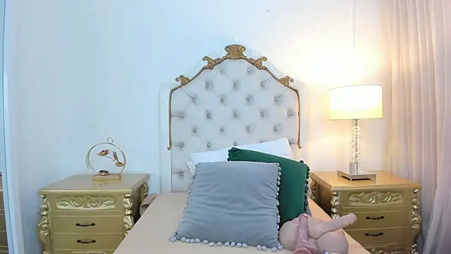 miss vivienne online show from December 4, 3:05 am