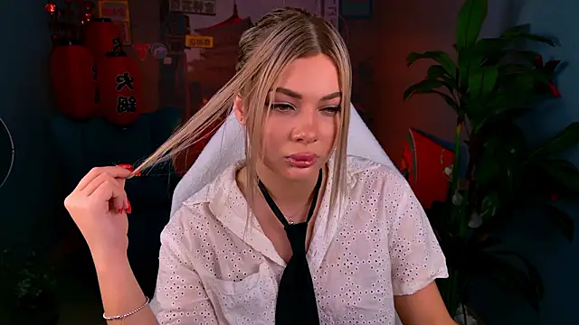 HyileyClark online show from March 6, 9:26 am