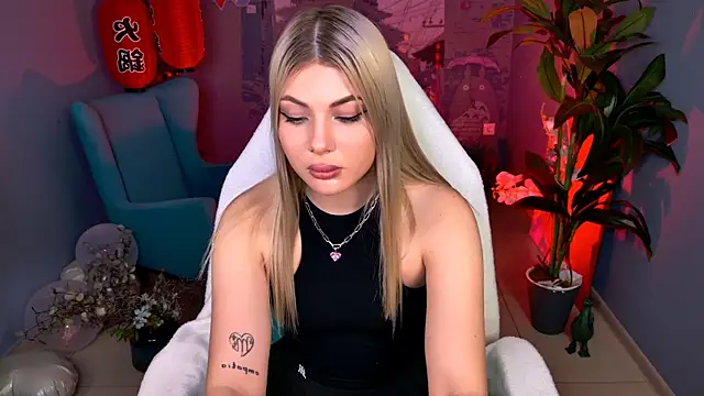 HyileyClark online show from March 2, 3:30 pm