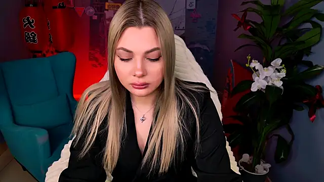 HyileyClark online show from April 7, 7:43 am