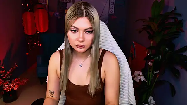 HyileyClark online show from March 28, 1:34 pm