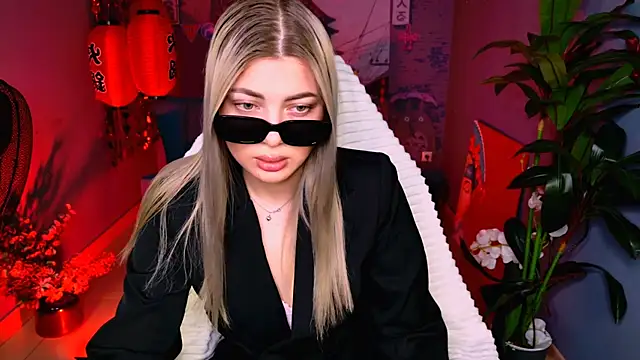 HyileyClark online show from March 24, 9:53 am