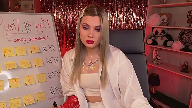 HyileyClark online show from April 10, 9:49 am