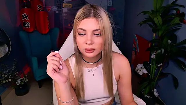 HyileyClark online show from March 15, 11:17 am