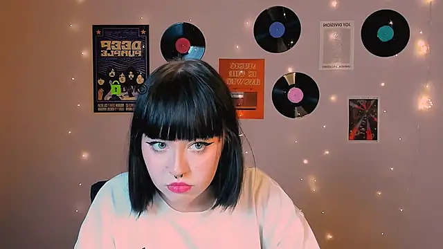 Snapshot of mira_cool_ chatting on December 15, 8:25 pm mira cool online show from December 15, 8:25 pm