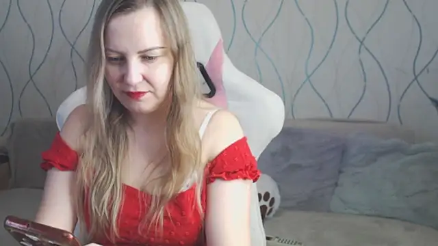 Snapshot of KissKsy chatting on December 3, 8:14 am KissKsy online show from December 3, 8:14 am