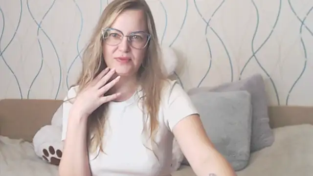 Snapshot of KissKsy chatting on December 1, 6:14 am KissKsy online show from December 1, 6:14 am