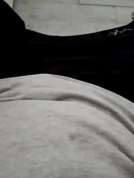 Snapshot of erdestruttor18 chatting on December 3, 1:43 pm erdestruttor18 online show from December 3, 1:43 pm