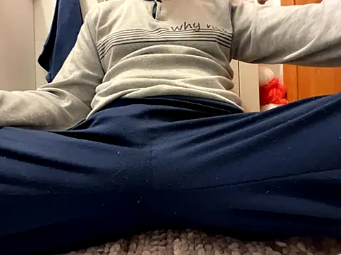 Snapshot of erdestruttor18 chatting on November 28, 8:25 am erdestruttor18 online show from November 28, 8:25 am