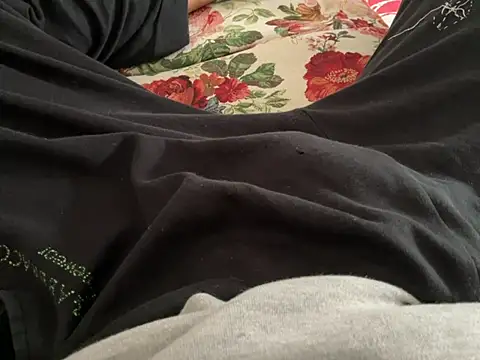 Snapshot of erdestruttor18 chatting on February 26, 7:52 am erdestruttor18 online show from February 26, 7:52 am