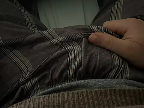 Snapshot of erdestruttor18 chatting on February 4, 10:21 am erdestruttor18 online show from February 4, 10:21 am