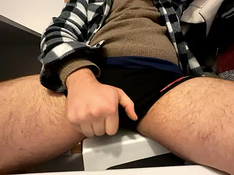 Snapshot of erdestruttor18 chatting on January 12, 11:28 am erdestruttor18 online show from January 12, 11:28 am