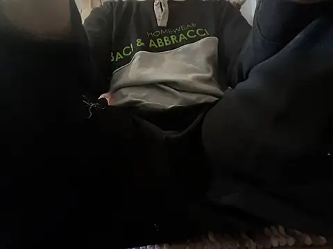 Snapshot of erdestruttor18 chatting on December 1, 10:27 am erdestruttor18 online show from December 1, 10:27 am