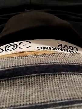 Snapshot of erdestruttor18 chatting on December 18, 7:18 pm erdestruttor18 online show from December 18, 7:18 pm