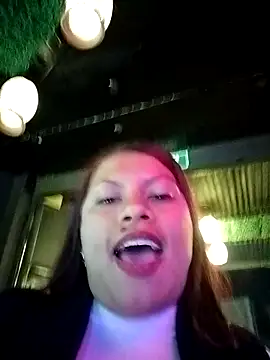 Snapshot of daphne-glow chatting on November 29, 1:28 am daphne-glow online show from November 29, 1:28 am