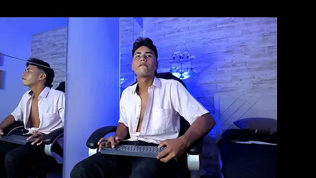 Simon Pernia online show from November 29, 7:14 pm