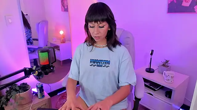 itsmroom  online show from April 14, 5:45 am