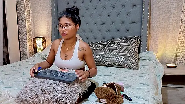 Miaa Collinss online show from November 29, 8:42 pm