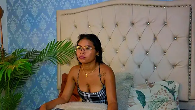 Miaa Collinss online show from December 1, 8:42 pm