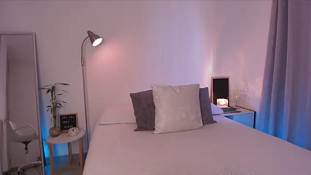 fluffycurls online show from March 20, 2:29 pm