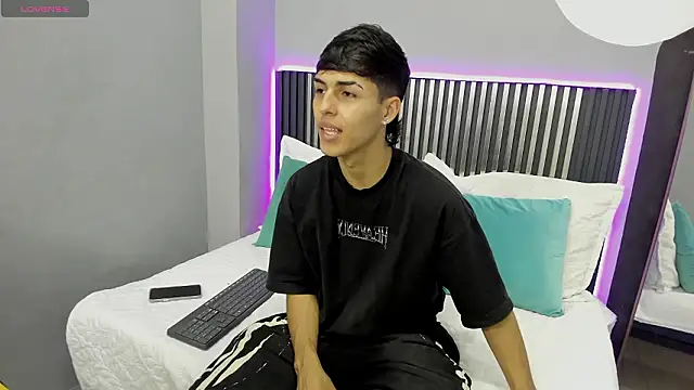 Ethan Jamees online show from March 3, 8:16 pm