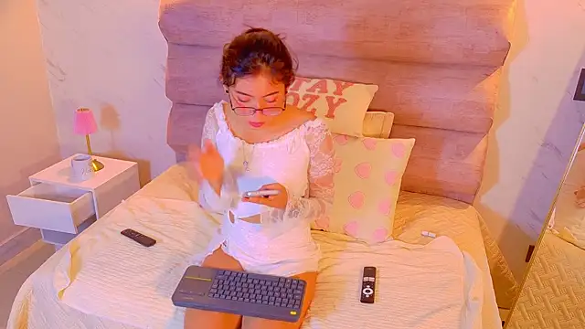 Mia Cullen online show from December 17, 11:59 am