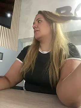 LoreinnFox online show from March 29, 7:37 pm