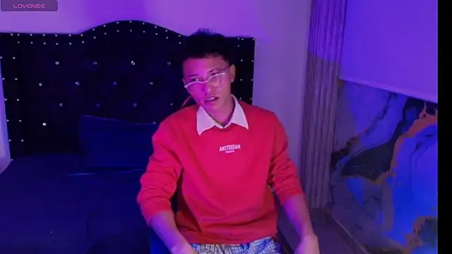 Snapshot of thian_blakee chatting on December 1, 4:02 am thian blakee online show from December 1, 4:02 am