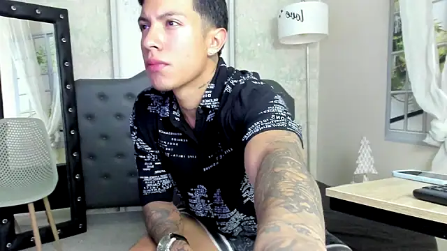 Snapshot of brian_tattoo chatting on November 30, 4:57 am brian tattoo online show from November 30, 4:57 am