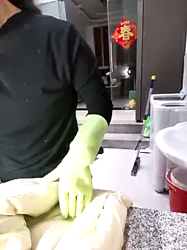 Snapshot of mimi2052 chatting on December 15, 1:00 am mimi2052 online show from December 15, 1:00 am