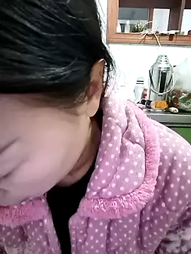 Snapshot of mimi2052 chatting on January 6, 1:09 am mimi2052 online show from January 6, 1:09 am