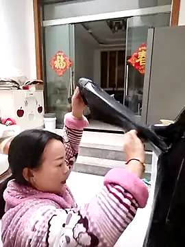 Snapshot of mimi2052 chatting on December 19, 1:09 am mimi2052 online show from December 19, 1:09 am