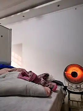 Snapshot of mimi2052 chatting on December 17, 1:54 am mimi2052 online show from December 17, 1:54 am