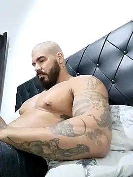 Snapshot of tommylima chatting on February 19, 2:19 am tommylima online show from February 19, 2:19 am