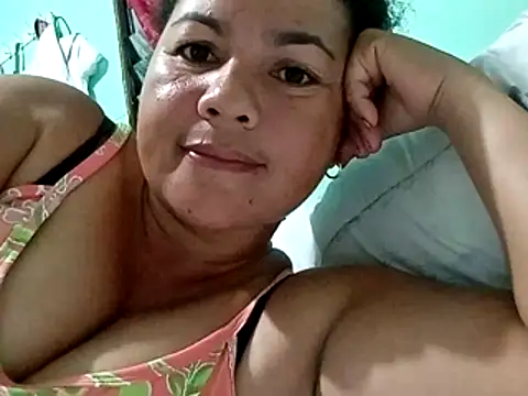 Snapshot of Hottie_lauren05 chatting on December 3, 8:36 am Hottie lauren05 online show from December 3, 8:36 am