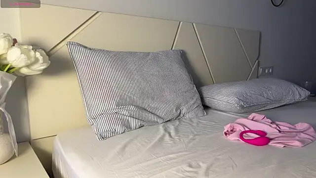 tinyholess online show from February 19, 2:25 pm