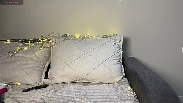 tinyholess online show from February 5, 4:03 pm