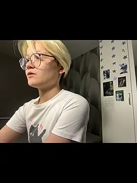 Snapshot of LunaDoreann chatting on December 3, 1:43 pm LunaDoreann online show from December 3, 1:43 pm