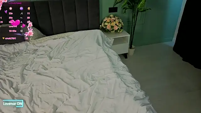 LaurieGutierrez online show from March 29, 5:09 am