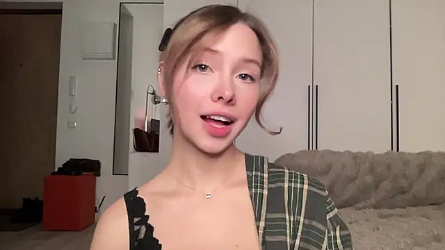 girlfromblushland online show from January 8, 12:05 am