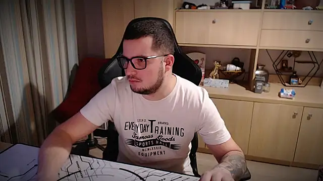 kevinnlovelly online show from December 18, 6:34 pm