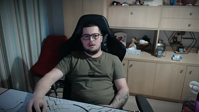 kevinnlovelly online show from December 16, 2:32 pm