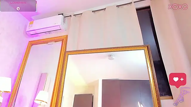 Snapshot of MoliBunny chatting on December 19, 5:54 am MoliBunny online show from December 19, 5:54 am