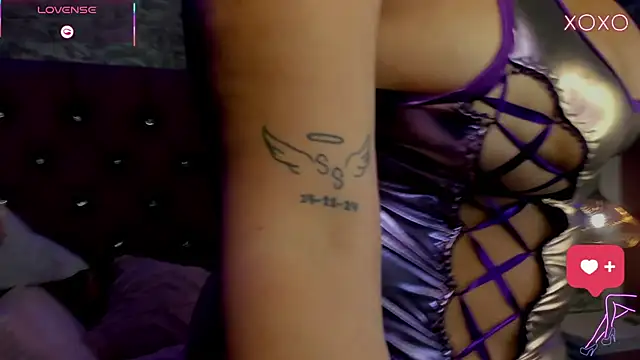 Snapshot of MoliBunny chatting on February 10, 6:12 am MoliBunny online show from February 10, 6:12 am