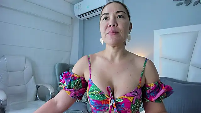 AnnaJaimes online show from April 22, 11:55 pm